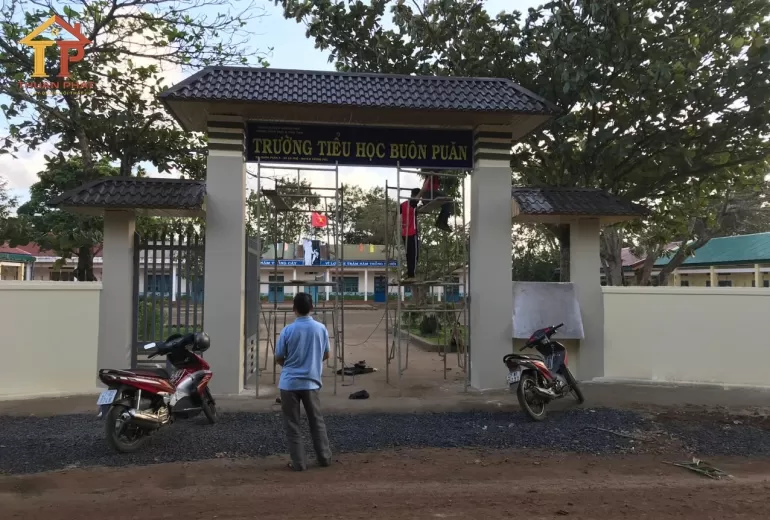 Xây cổng trường TH  Buôn Puăn xã Ea Phê