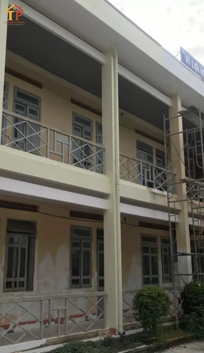  Sửa sơn dãy nhà 2 lầu 12 phòng học trường THCS Hoàng Văn Thụ xã Ea Kuăng